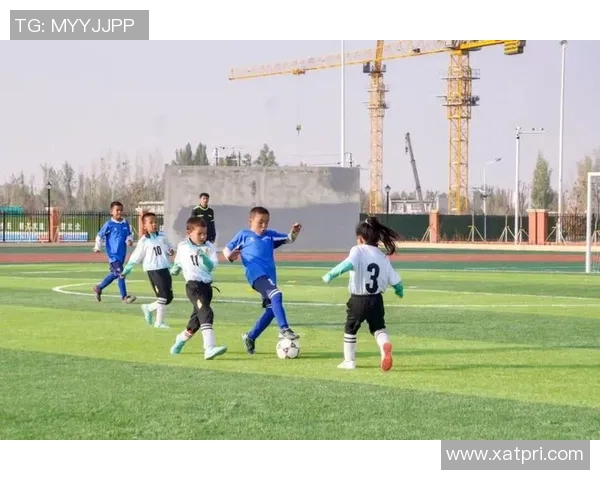 足球剪影下闪耀的球星故事描绘绿茵赛场永恒激情